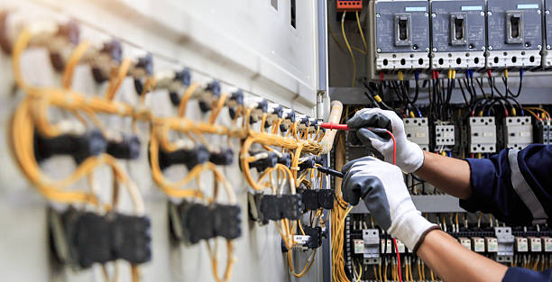 Professional Electrician technician working in La Cañada Flintridge, CA